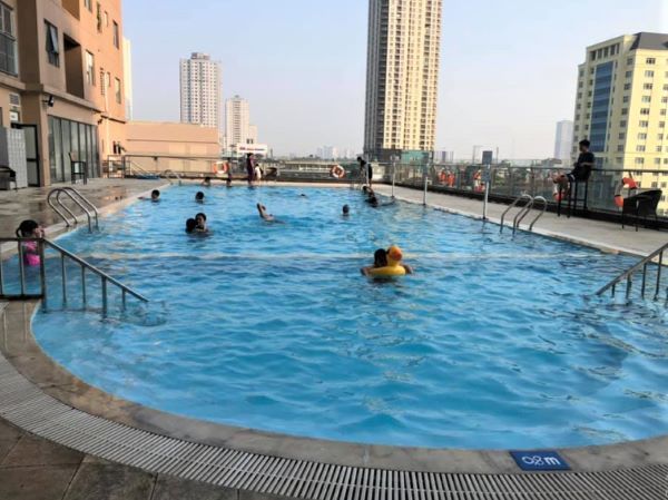 Bể bơi Xuân Mai Tower là địa điểm bơi lội hấp dẫn hàng nghìn người dân thủ đô khu vực quận Hà Đông mỗi dịp hè hàng năm